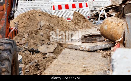 Reparatur des städtischen Sammlers am Straßenrand, Ersatz alter verschlissener Brunnen und Betonblöcke. Stockfoto