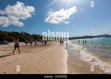 Volleyball am Whitehaven Beach auf Whitsunday Island, Queensland, Australien Stockfoto