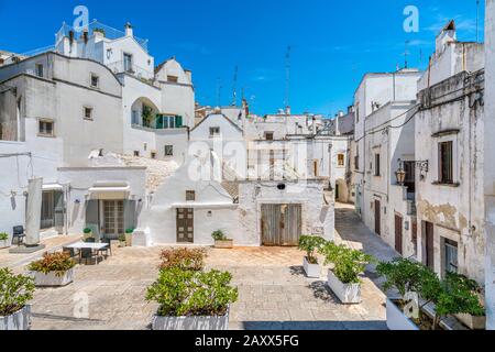 Schöne Aussicht auf Martina Franca an einem sonnigen Sommermorgen, Provinz Taranto, Apulien, Süditalien. Stockfoto