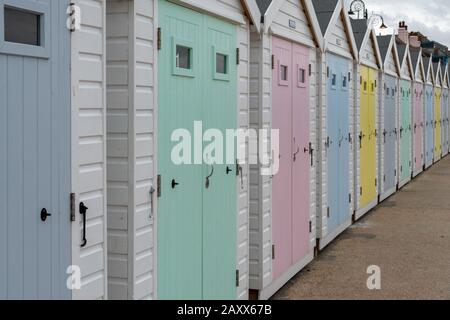 Der Strand Hütten in Lyme Regis in Dorset. Stockfoto