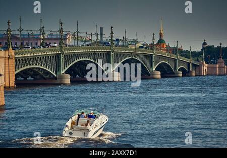 Der Blick auf die wunderschöne Dreifaltigkeitsbrücke über den Fluss Neva in St. Petersburg liegt zwischen Petrogradskiy und den ersten Admiralitätsinseln Stockfoto