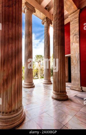 Dorische Säulen und Sonnenstrahlen in Athen, Griechenland. Stockfoto