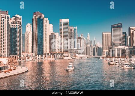 Panoramaaussicht auf den Jachthafen in Dubai mit zahlreichen Wolkenkratzern. Reiseziele in den VAE Stockfoto