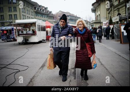 Alderley ging in Bern, Schweiz, ein Paar aus dem Ruhestand auf eine Straße Stockfoto