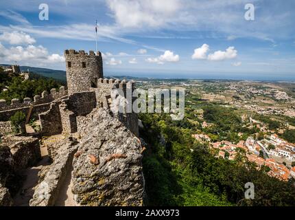 Portugal. Das Schloss der Mauren befindet sich in der Gemeinde Sintra, etwa 25 km nordwestlich von Lissabon Stockfoto