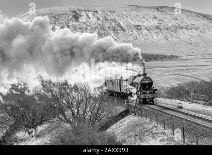 Die LMS Jubilee Class 6P, 4-6-0, 45562 Alberta in Ribblehead, die Blea Moor auf der Settle to Carlisle Line in den North Yorkshire Dales anführt Stockfoto