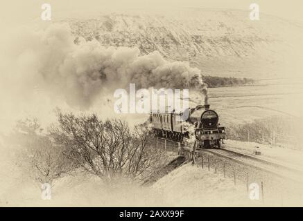 Die LMS Jubilee Class 6P, 4-6-0, 45562 Alberta in Ribblehead, die Blea Moor auf der Settle to Carlisle Line in den North Yorkshire Dales anführt Stockfoto