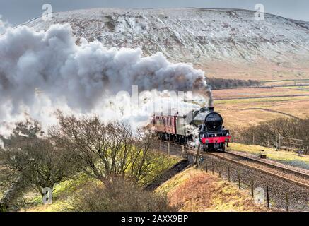 Die LMS Jubilee Class 6P, 4-6-0, 45562 Alberta in Ribblehead, die Blea Moor auf der Settle to Carlisle Line in den North Yorkshire Dales anführt Stockfoto