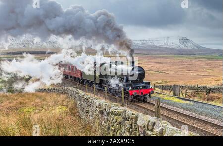 Die LMS Jubilee Class 6P, 4-6-0, 45562 Alberta in Ribblehead, die Blea Moor auf der Settle to Carlisle Line in den North Yorkshire Dales anführt Stockfoto