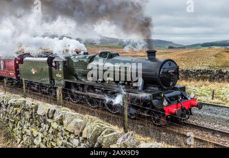 Die LMS Jubilee Class 6P, 4-6-0, 45562 Alberta in Ribblehead, die Blea Moor auf der Settle to Carlisle Line in den North Yorkshire Dales anführt Stockfoto