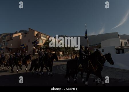 Vor der Adresse des Staates der Nation 2020 von Präsident Cyril Ramaphosa im südafrikanischen Parlament in Kapstadt parieren montierte Polizeibeamte Stockfoto