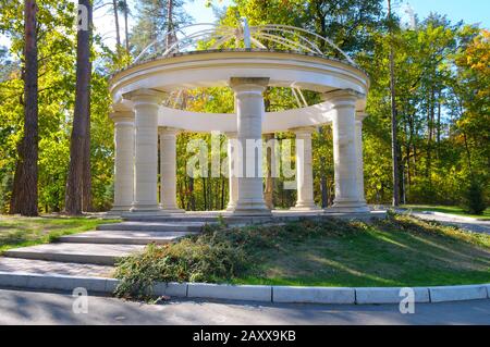 schönen Pavillon im Herbst park Stockfoto