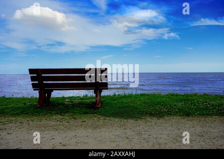 Wunderschöner Nachmittag Szenisches Einsames Sitzbank-Blick auf See und Himmel am Eriesee Stockfoto