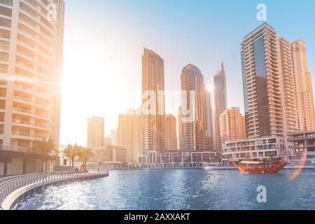 Altmodische Bootstour mit Holzfähren im Hafen von Dubai Marina. Reiseziele in den Vereinigten Arabischen Emiraten Stockfoto