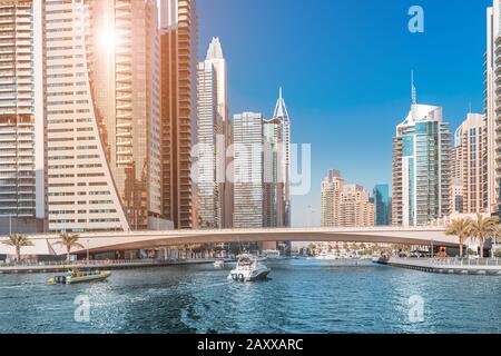 Panoramablick auf den yachthafen-hafen von dubai und hohe Wolkenkratzer. Touristische Ziele und Immobilienkonzept Stockfoto