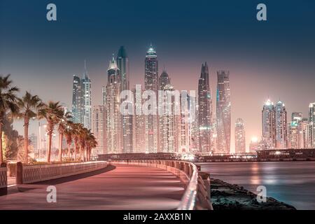 Majestätischer Blick auf Wolkenkratzer und Hotelgebäude in der Gegend um Dubai Marina von der Palmeninsel Jumeirah in Dubai. Immobilien und Touristen anziehen Stockfoto