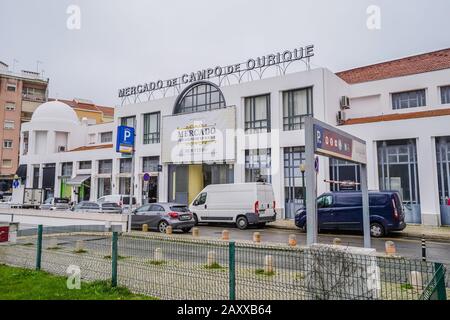 Der Markt Campo de Ourique ist ein kleiner Markt mit einem bei Einheimischen beliebten Lebensmittelplatz Stockfoto