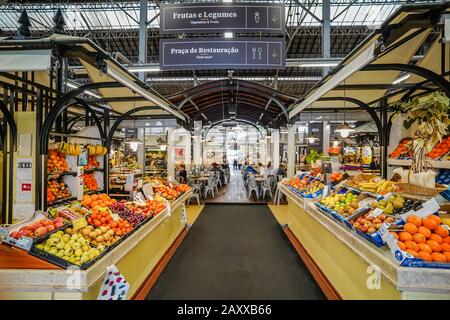 Der Markt Campo de Ourique ist ein kleiner Markt mit einem bei Einheimischen beliebten Lebensmittelplatz Stockfoto