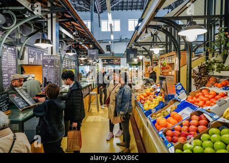 Der Markt Campo de Ourique ist ein kleiner Markt mit einem bei Einheimischen beliebten Lebensmittelplatz Stockfoto