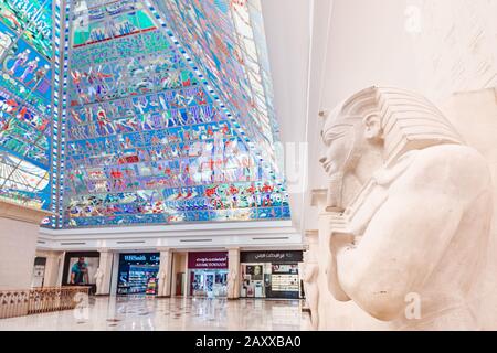 30. November 2019, Dubai, VAE: Interieur im Stil des alten Ägypten mit Pyramide und Statue des Pharaos in der berühmten Wafi Mall in Dubai Stockfoto