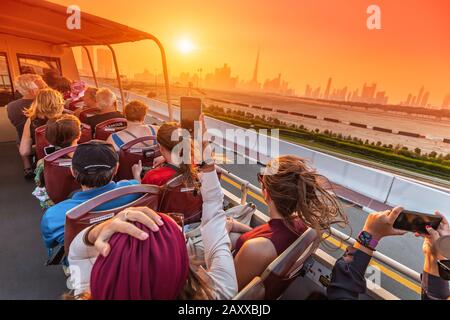 29. November 2019, Dubai, Vereinigte Arabische Emirate: Touristen, die eine Reise in Dubai Unternehmen, während sie auf einem Dach eines Big-Bus-Tour-Busses sitzen Stockfoto