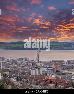 Vom Denkmal auf dem Dundee Law Hill, das bei Sonnenuntergang über die Stadt hinunterblickt, bis zur Fourth oder Tay Road Bridge Dundee Scotland Stockfoto