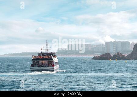 LLORET DE MAR, SPANIEN - 8. AUGUST 2019: Passagierschiff mit Touristen auf einem Spaziergang auf dem Meer vor der Küste von Spanien. Stockfoto