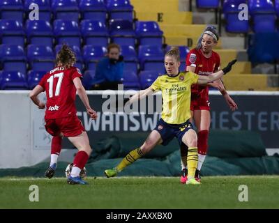 Deva Stadium, Chester, Cheshire, Großbritannien. Februar 2020. Damen Super League Football, Liverpool Womens versus Arsenal Womens; Charles of Liverpool gewinnt den Ball Credit: Action Plus Sports/Alamy Live News Stockfoto