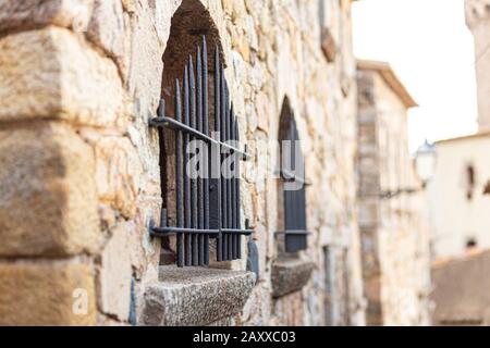 Eisengitter am Fenster eines alten Steinhauses In Spanien Stockfoto