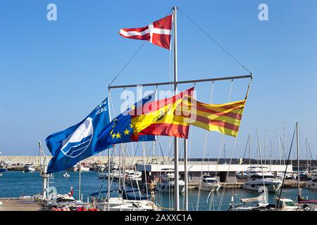 Flaggen der Europäischen Union, Spaniens, Kataloniens und anderer auf den Masten von Yachten. Stockfoto