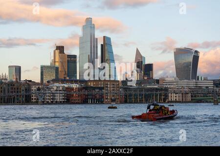 London, Großbritannien. Februar 2020. Ein RNLI-Rettungsboot patrouilliert bei Sonnenuntergang bei einer außergewöhnlich hohen Frühjahrsflut die Themse. Die britische Umweltbehörde hat Hochwasserwarnungen zwischen Putney Bridge und Teddington Weir herausgegeben. Kredit: Thamesfleet/Alamy Live News Stockfoto