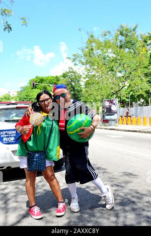 Brasilien - 8. Februar 2020: Enthüller, die als El Chavo-Fernseh-Sitcom-Charaktere verkleidet sind, treten während einer Carnival Street Party in Rio de Janeiro auf. Stockfoto