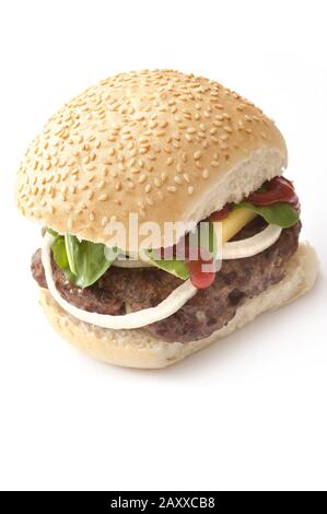 Hausgemachter Hamburger oder Cheeseburger auf einem frischen Sesambun mit dickem saftigen Rinderpatt, Ketchup, Salatbesatz und einer Scheibe Käse Stockfoto