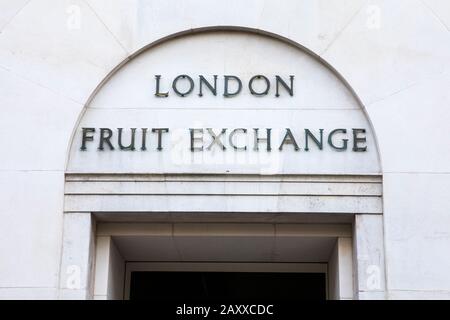 London, Großbritannien - 5. Februar 2020: Ein Blick auf die historische Fassade des ehemaligen London Fruit Exchange im Spitalfields in London, Großbritannien. Stockfoto