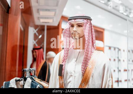 Kufiya - traditionelle arabische Herrentheadredress auf einem Schaufensterpuppen in einem orientalischen Mode- und Bekleidungsgeschäft in Dubai Stockfoto