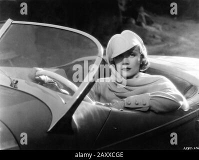 Marlene DIETRICH fuhr 1935 Auburn 851 Speedster Auto in BEGEHREN 1936 Regisseur FRANK BORZAGE Kostüme Travis Banton Produzent Ernst Lubitsch Paramount Pictures Stockfoto