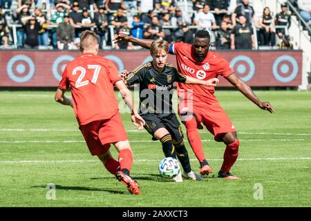 Der LAFC-Mittelfeldspieler Bryce Duke (19) wird von Toronto FC Forward Ayo Akinola (20) und Mittelfeldspieler Liam Fraser (27) während eines MLS-Vorsaison-Fußballspiels am Mittwoch, 12. Februar 2020, in Los Angeles, USA, verteidigt. (Foto von IOS/ESPA-Images) Stockfoto