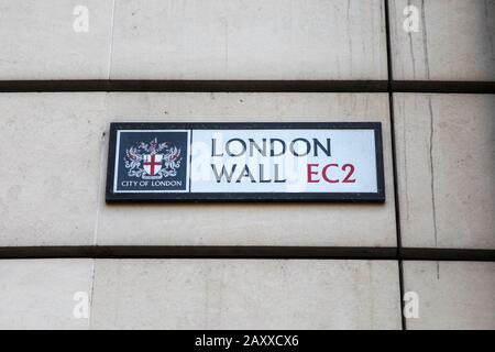 London, Großbritannien - 5. Februar 2020: Ein Straßenschild für London Wall in der City of London, Großbritannien. Stockfoto