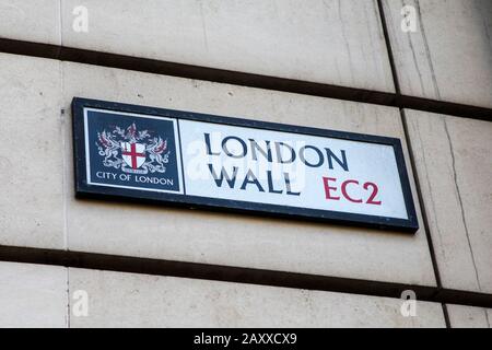 London, Großbritannien - 5. Februar 2020: Ein Straßenschild für London Wall in der City of London, Großbritannien. Stockfoto