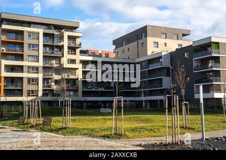 CUKROVAR MODRANY, PRAG 12, TSCHECHIEN - 3. FEBRUAR 2020: Neu errichteter Apartmentkomplex für Familien mit Parkfläche Stockfoto