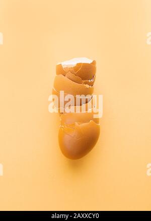 Eierschalen auf cremefarbenem Hintergrund. Küchenkonzept. Kopierbereich. Stockfoto
