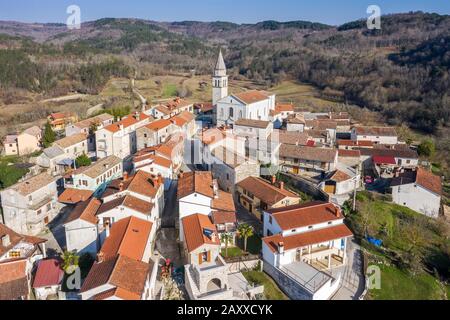 Ein Luftbild von Beram, einem kleinen malerischen Dorf in Istrien, Kroatien Stockfoto