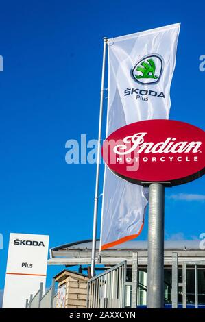 CUKROVAR MODRANY, PRAG 12, TSCHECHIEN - 3. FEBRUAR 2020: Skoda-Händler - große Schilder und Flagge zusammen mit dem indischen Motorrad-Schild Stockfoto