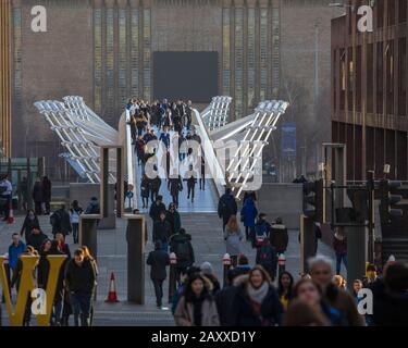 London, Großbritannien - 5. Februar 2020: Fußgänger, die über die berühmte Millennium Bridge in London, Großbritannien laufen. Stockfoto