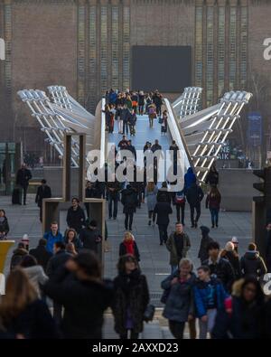 London, Großbritannien - 5. Februar 2020: Fußgänger, die über die berühmte Millennium Bridge in London, Großbritannien laufen. Stockfoto