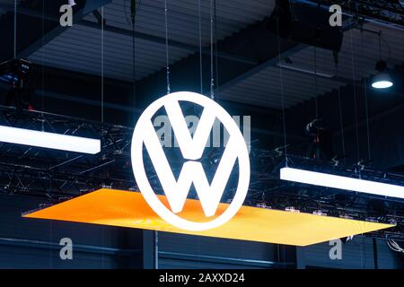 VW volkswagen Logo auf der Automobilmesse, Prag, Tschechien, Februar 2020 Stockfoto