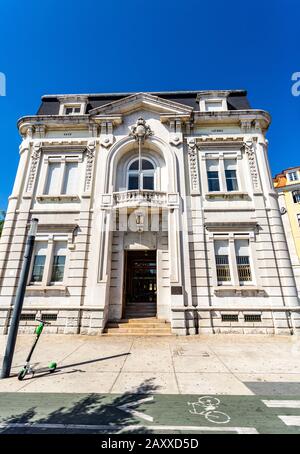 Detail der neoklassizistischen Architekturelemente an einer Fassade eines eleganten Gebäudes in Cais do Sodre, im Stadtzentrum von Lissabon, Portugal Stockfoto