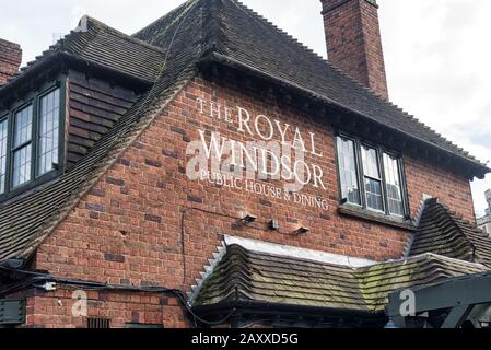 Windsor, Großbritannien - 10. Februar 2020: Das Schild für das Royal Windsor Pub und Restaurant Stockfoto