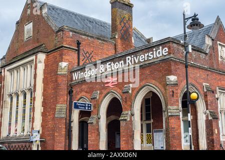 Windsor, Großbritannien - 10. Februar 2020: Der Eingang zum Bahnhof für Windsor & Eton Riverside Stockfoto