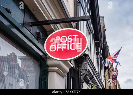 Windsor, Großbritannien - 10. Februar 2020: Post Office Sign außerhalb einer Poststelle in Windsor Stockfoto